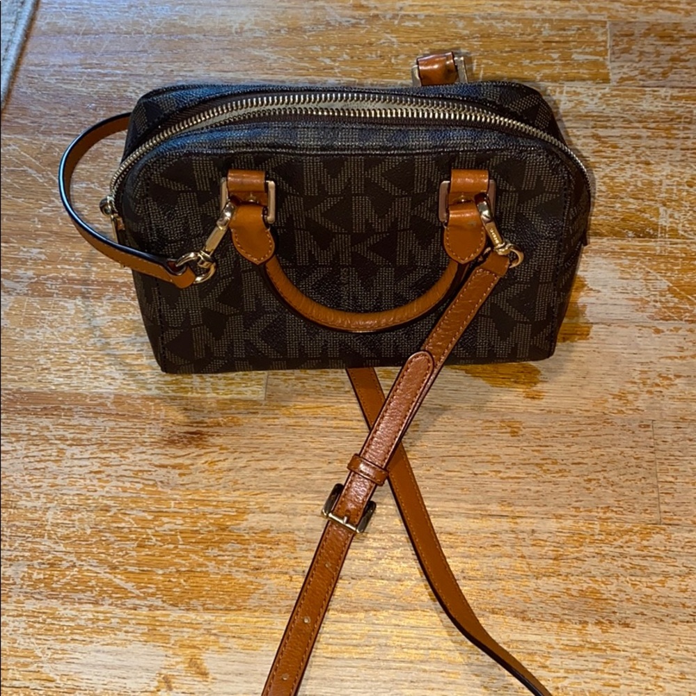 Micheal Kors cross body bag